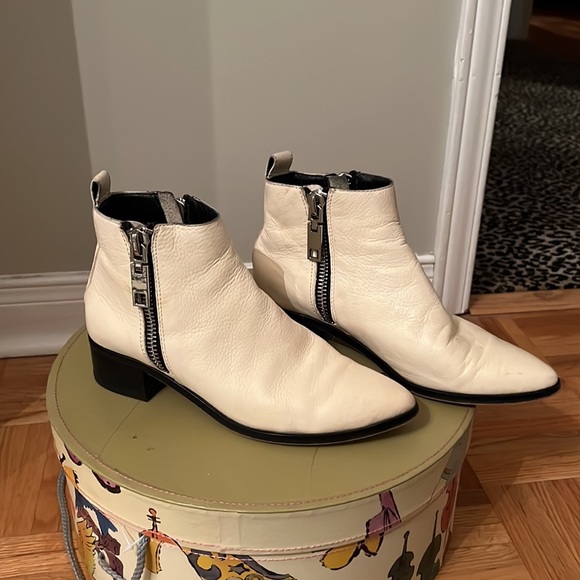 Soft supple slightly off-white leather booties - Picture 2 of 9